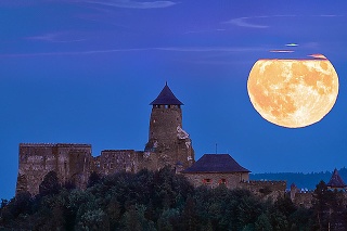Ocenená fotografia. Spln Mesiaca nad Ľubovnianskym hradom.