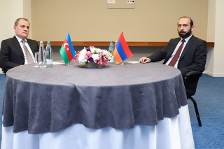 Arménsky minister zahraničných vecí Ararat Mirzojan (vpravo) a jeho azerbajdžanský rezortný kolega Ceyhun Bayramov