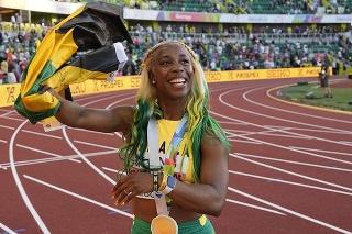 Jamajská atlétka Shelley-Ann Fraserová-Pryceová sa teší po víťazstve vo finále behu na 100 metrov na atletických MS v americkom Eugene.