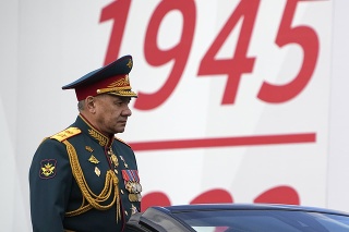 Ruský minister obrany Sergej Šojgu na vojenskej prehliadke, ktorá sa konala pri príležitosti 77. výročia víťazstva nad nacistickým Nemeckom v druhej svetovej vojne na Červenom námestí v Moskve.