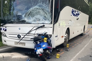 S motocyklom Piaggio Vespa vodič prešiel do protismeru a narazil do protiidúceho autobusu.