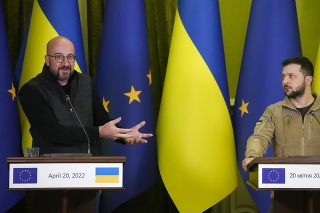 Predseda Európskej rady Charles Michel na tlačovej konferencii v Kyjeve po boku ukrajinského prezidenta Volodymyra Zelenského.