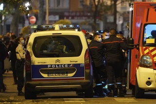 Policajti a záchranári na mieste, kde bol postrelený pravoslávny kňaz 31. októbra 2020 v Lyone.