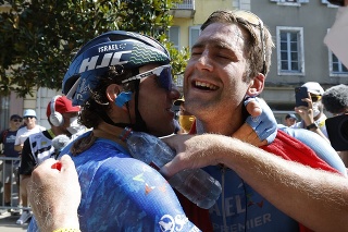 Kanadský cyklista Hugo Houle (vpravo) z tímu Izrael-Premier Tech sa teší z víťazstva v 16. etape pretekov Tour de France.
