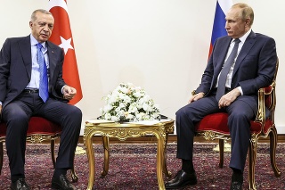 Ruský prezident Vladimir Putin (vpravo) sa rozpráva so svojím tureckým náprotivkom Recepom Tayyipom Erdoganom.