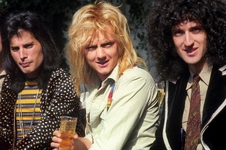 Zľava: John Deacon, Freddie Mercury, Roger Taylor a Brian May.