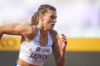 Slovenská atlétka Daniela Ledecká v rozbehu na 400 m prek. na atletických MS v americkom Eugene.
