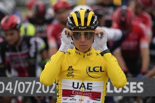 Slovinský cyklista Tadej Pogačar v žltom drese na Tour de France.