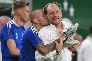 Tréner Slovana Vladimír Weiss st. (vpravo), jeho zverenec a syn Vladimír Weiss ml. sa objímajú po výhre.
