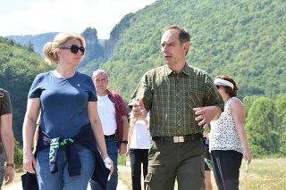 Na snímke uprostred prezidentka SR Zuzana Čaputová spolu s predstaviteľmi Správy NP Muránska planina