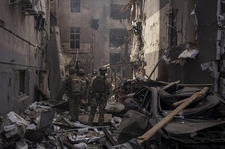 Fotografie po sobotňajšom ruskom útoku v Charkove. Jedným z miest, ktoré zasiahli rakety, bolo podľa New York Times nákupné centrum.