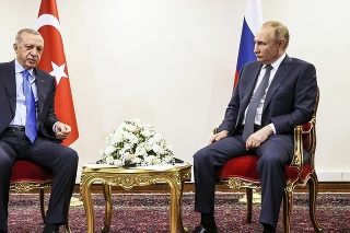Ruský prezident Vladimir Putin (vpravo) sa rozpráva so svojím tureckým náprotivkom Recepom Tayyipom Erdoganom počas ich stretnutia v Teheráne 19. júla 2022.