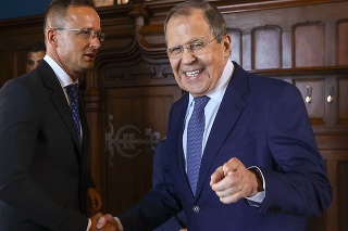 Ruský minister zahraničných vecí Sergej Lavrov (vpravo) a šéf maďarskej diplomacie Péter Szijjártó.