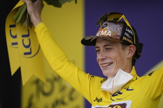  Dánsky cyklista Jonas Vingegaard v žltom drese vedúceho pretekára.