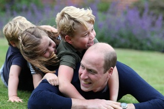 Princ William na rozkošnej fotografii so svojimi deťmi. 