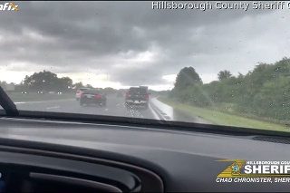 Stačil by centimeter: Idúce auto takmer zasiahol blesk. Šofér mal obrovské šťastie. Pozrite sa na to!