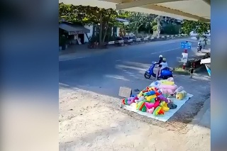 Takmer prišla o dieťa: Žena si nevšimla syna, ktorý takmer vbehol po kolesá nákladiaku. Zachránila ho v poslednej chvíli!