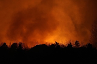 Pre ničivé požiare v Colorade museli opustiť svoje domovy tisíce ľudí.