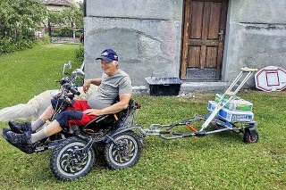 Muž sa hýbe pomocou vozíčka, a aby sa dostal domov, vozí ho plošina.