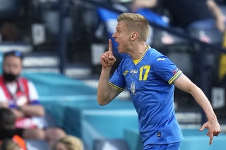 Na snímke ukrajinský stredopoliar Oleksandr Zinčenko oslavuje úvodný gól v zápase proti Švédsku.