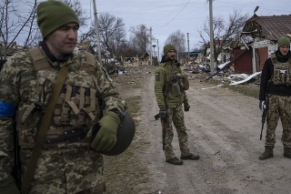 Ukrajinskí vojaci stoja neďaleko frontovej línie v Brovary - na predmestí Kyjeva.
