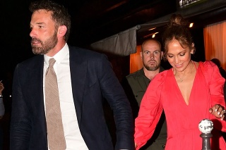 Novomanželia Jennifer Lopez a Ben Affleck sa neštítili prejaviť si náklonnosť.