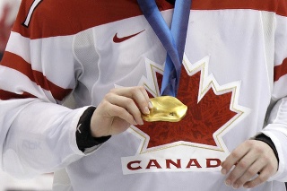 Kanadský hokejista Sidney Crosby si prezerá zlatú medailu po víťazstve jeho tímu nad USA.