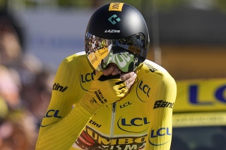 Jonas Vingegaard v žltom drese vedúceho pretekára v celkovom priebežnom poradí v cieli 20. etapy