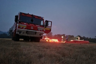 Slovenskí hasiči zasahujú v horiacom Slovinsku od piatkového rána.