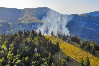 Požiar sa rozhorel aj v Národnom parku Veľká Fatra pri Liptovských Revúcach.