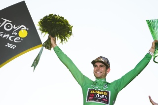 Na snímke belgický cyklista Wout van Aert (Jumbo-Visma) oslavuje zelený dres najlepšieho šprintéra.