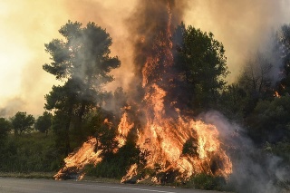 Grécko bojuje s viacerými požiarmi.