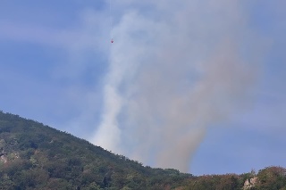 Hasiči pokračujú v boji s lesným požiarom pri Malej Lodine.