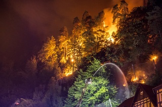 Slovensko vyslalo hasičov na pomoc pri požiari v Českom Švajčiarsku.