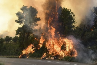 Grécko bojuje s viacerými požiarmi.