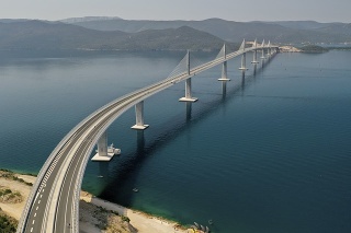 Pelješacký most v obci Komarna na juhu Chorvátska.