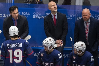 Vľavo hore vtedajší hlavný tréner USA David Quinn vo štvrťfinále olympijského turnaja v hokeji mužov USA - Slovensko na ZOH 2022