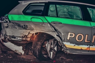 Dopravní policajti z Nových Zámkov boli v nočných hodinách vyslaní k dopravnej nehode, ktorá sa stala v Štúrove na Železničnom rade.