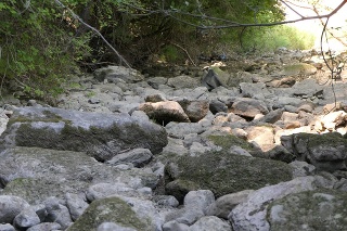 Vyschnuté koryto rieky Rajčanky v Rajeckej doline.