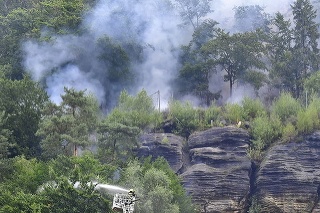 Ohniská v Hřensku sú pod kontrolou, požiar v celom parku zatiaľ nie.