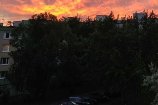 Ohromujúci západ slnka nad Lučencom.