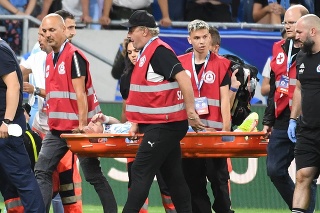 Na snímke zranený futbalista Slovana Jurij Medveděv leží na nosidlách.