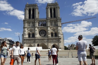 Ľudia kráčajú po nádvorí katedrály Notre Dame.