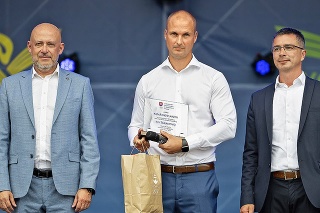 Prezident SOŠV Anton Siekel, syn Evy Šuranovej Peter a šéf slovenskej atletiky Peter Korčok (zľava doprava) si na EYOF pripomenuli polstoročnicu od zisku bronzu na OH v Mníchove.