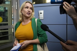 Marina Ovsjannikovová počas príchodu na súdne pojednávanie.