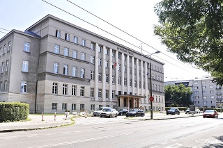 Pred bratislavským Justičným palácom začala platiť nová parkovacia politika.