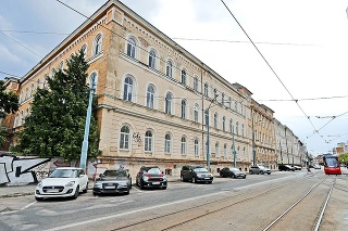 Problémy so zastavením pri práci po novom hlásia aj zamestnanci nemocnice v centre Bratislavy, ktorí už musia platiť.