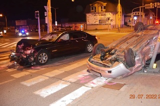 Po zrážke sa vozidlo Chevrolet Lacetti, ktoré viedol 36-ročný muž maďarskej národnosti, prevrátilo na strechu. 