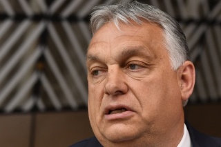 Maďarský premiér Viktor Orbán hovorí pre médiá pred mimoriadnym stretnutím lídrov EÚ s cieľom diskutovať o Ukrajine, energetike a potravinovej bezpečnosti v budove Európa v Bruseli v pondelok 30. mája 2022.