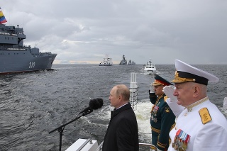 Ruský prezident Vladimir Putin počas námornej prehliadke v Petrohrade. 